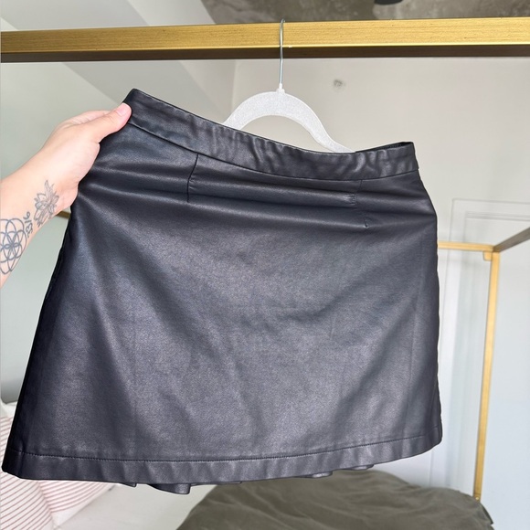 Francesca’s Blue Rain Black Faux Leather Skort
Size M Dark Academia Tennis Prep - Picture 2 of 6